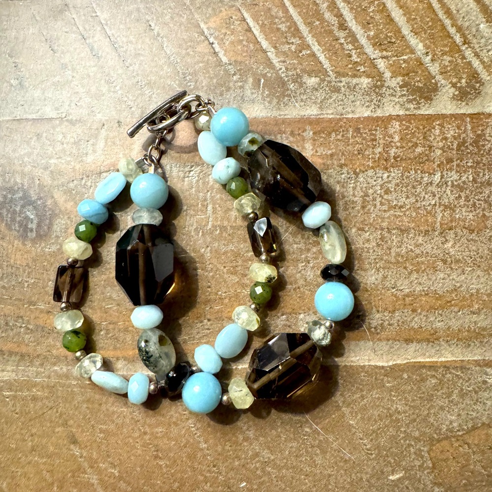 Elegant Beaded Bracelet in Black and Blue